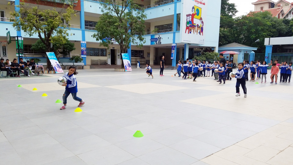 Các em học sinh tiểu học hào hứng tham gia chương trình "Năng động cùng thể thao". (Nguồn: SSA Sports)