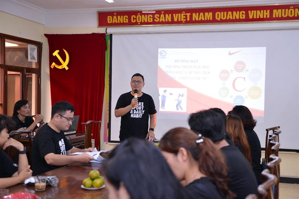 PGS. TS. Lê Anh Vinh, phó Viện trưởng Viện KHGD Việt Nam, Giám đốc Trung tâm GDPTQG phát biểu tại buổi tập huấn